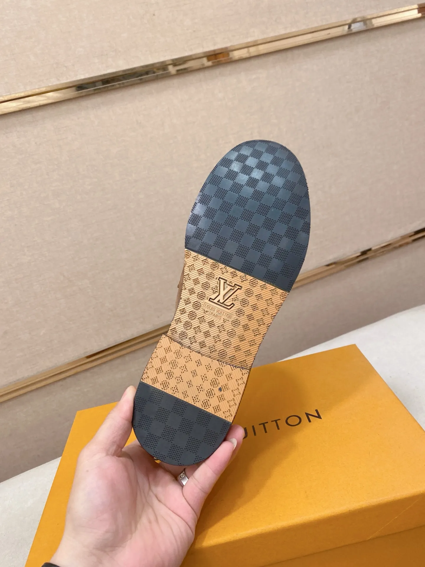 Men's shoes 💰 500💰⚡️New models available⚡️Louis Vuitton (Louis Vuitton/LV) casual, business formal wear! Made with pure Italian craftsmanship, the upper is made of first-layer cowhide, which is full of texture! The lining is cowhide and the original rubber leather shoe outsole. The style is atmospheric and comfortable! Positive code 38-44